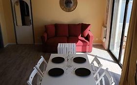 Grand studio avec balcon en bord de mer